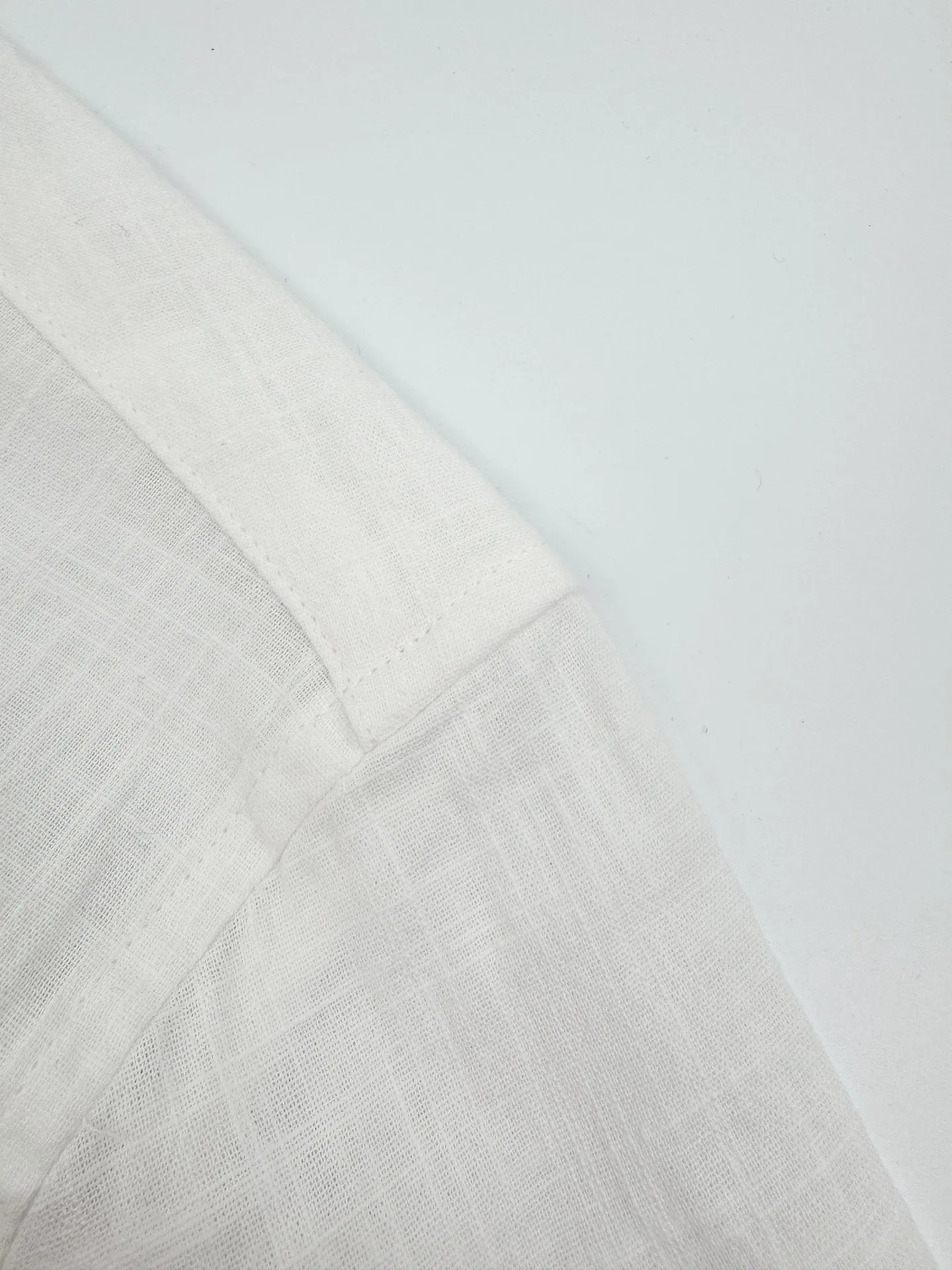 P270 Ralph Lauren logo embroidered short-sleeved shirt. Selected high-quality linen and cotton plain fabric with natural texture and breathability. Tight and smooth, comfortable and close to the skin. Stunning appearance in pure white. Iconic blue pony embroidery is like a smart note jumping on the white canvas. Simple but highly recognizable. The clever design of the outer pleated split back shoulder adds a sense of agility and detachment. The minimalist shape contains the soul of fashion. Process 1: Adopt imported machine embroidery process, use advanced computer control system and precision mechanical components to achieve the iconic pony embroidery operation, with high precision and smooth and delicate lines. Process 2: Use side-turning buried clamp thread process, which is smooth and tidy. Process 3: The fabrics have been washed and have a better hand feel. Not easy to deform, not easy to shrink, not easy to fade, and maintain long-term beauty. Accessories: Customized 1:1 thick plate resin buckle Customized 1:1 Ralph Lauren Trademark Fit: Loose fit Size: S M L XL Style number: CC926